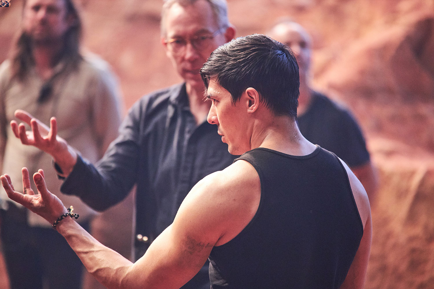 BTS Mortal Kombat - Director-Simon-McQuoid-with-Lewis-Tan-as-Cole-Young-Photo-by-Simon-Westlake-Warner-Bros